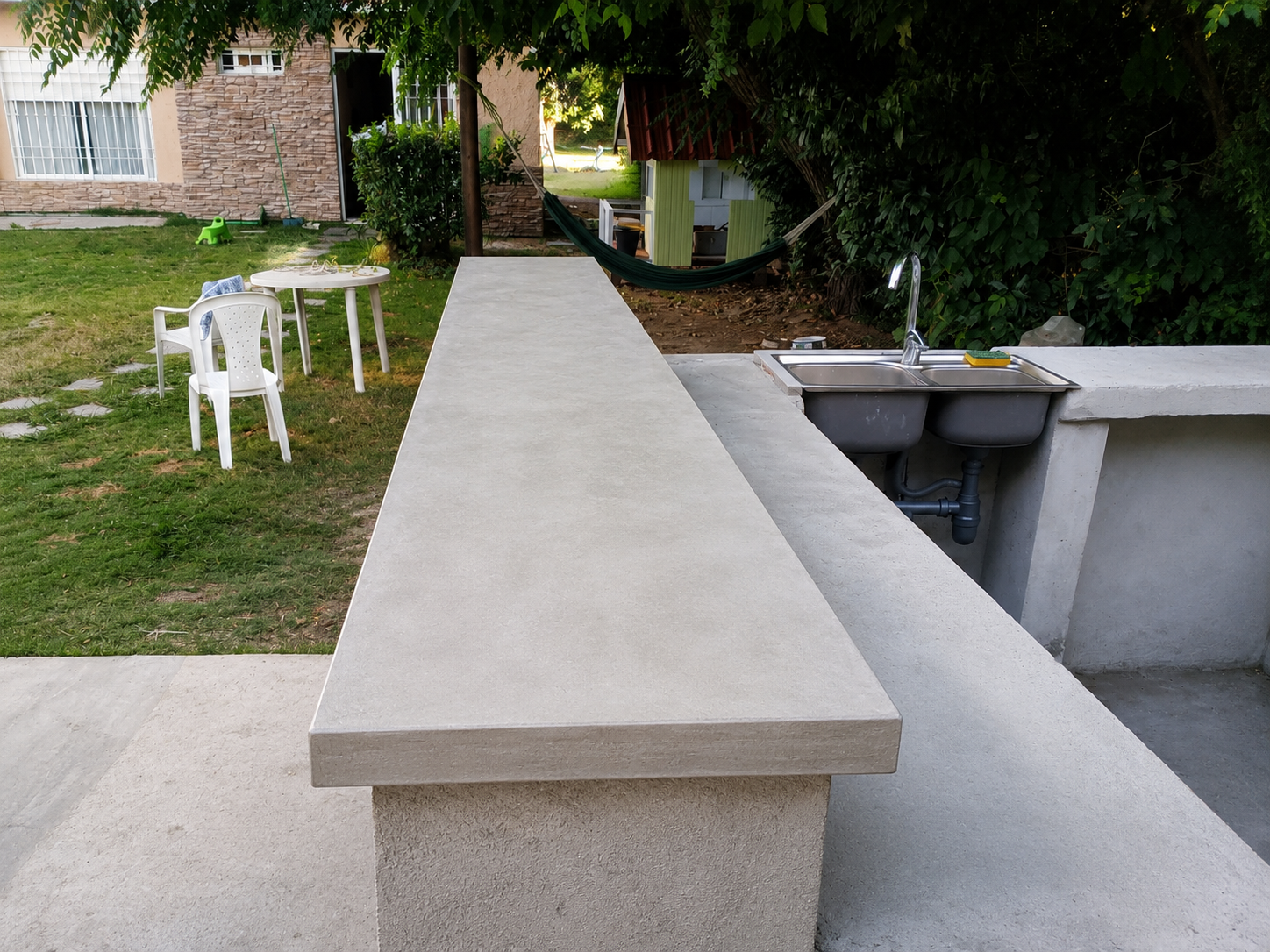 Obra ligera — mesada en construcción por Valenca